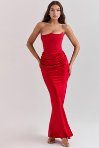 Robe en satin rouge à bretelles fines, décolleté bandeau et drapé à la taille
