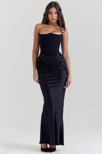 Robe en satin noire, bustier bandeau, drapé à la taille, jupe longue