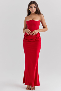 Robe en satin rouge sans manches, décolleté carré, drapé frontal sous la taille