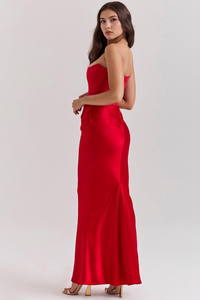 Robe longue en satin rouge, bustier, drapé froncé à la taille, fente latérale.