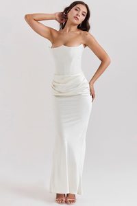 Robe longue en satin blanc, bustier, drapé froncé à la taille, ourlet fendu.