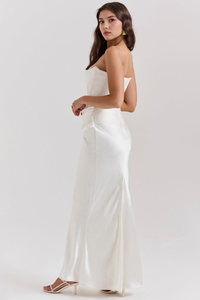 Robe en satin blanche, dos nu, jupe longue avec fente, bretelles fines