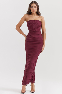 Robe longue en tulle marsala, bustier bandeau, silhouette ajustée avec fronces