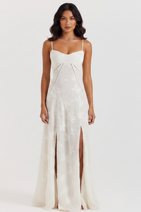Robe longue blanc cassé, fines bretelles, encolure cœur, imprimé floral, fente au bas.