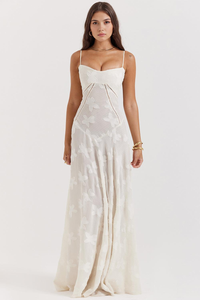 Robe longue blanc cassé à fines bretelles, tissu brodé de fleurs, décolleté en cœur, fluide.