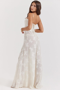 Robe longue blanc cassé à bretelles, motifs floraux et laçage dorsal, coupe ample
