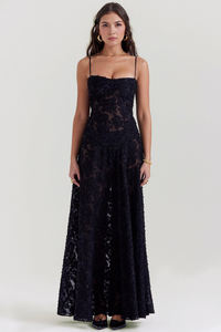 Robe longue noire à fines bretelles, dentelle florale, décolleté carré, silhouette évasée.