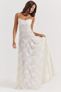 Robe longue blanc cassé à bretelles fines, motifs de fleurs, décolleté cœur et jupe fluide