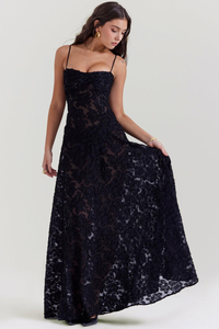 Robe de cérémonie noire en dentelle florale, bretelles fines, coupe longue évasée