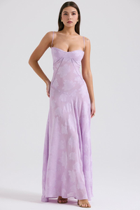 Robe longue lilas à bretelles fines, encolure cœur, imprimé floral, fente discrète.