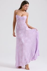 Robe longue NOIR SEREN lila, bretelles fines, motif floral, coupe fluide
