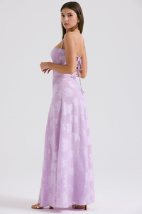 Robe longue lilas vue de dos, fines bretelles croisées, laçage au dos, imprimé floral.