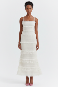 Robe longue Solara blanche à fines bretelles, volants superposés et fronces.