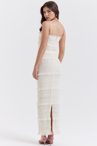Robe longue Solara blanche dos nu, bretelles fines et volants froncés.