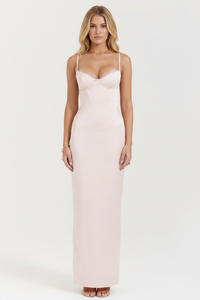 Robe longue en satin rose pâle à bretelles fines, décolleté cœur