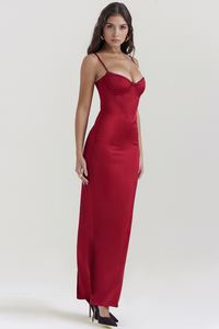 Robe longue en satin rouge à décolleté cœur et bretelles fines