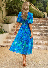 Robe midi col V, manches bouffantes, imprimé bleu, vue de dos