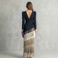 Robe à franges Salvia noir, dos nu en V, manches longues, franges en étages