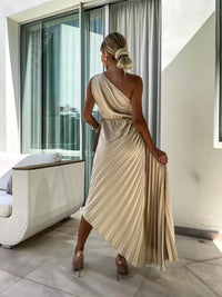 Robe mi-longue beige une épaule plissée, vue arrière, rosette fleur à l’épaule.
