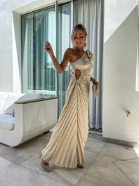 Robe longue à épaule fleurie beige, drapé à la taille, plis réguliers, sans manches.