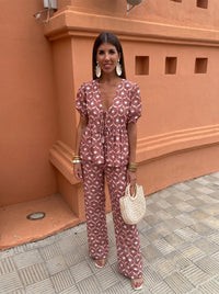 Ensemble deux pièces rose à motif graphique, haut col V froncé et pantalon fluide assorti