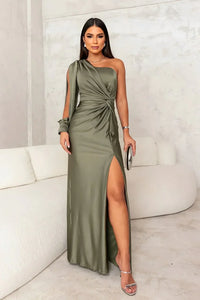 Robe longue de soirée vert olive, bretelle asymétrique, nœud drapé, fente sur le côté.