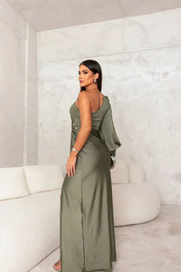 Robe longue de soirée vert olive, drapé noué à la taille, épaules asymétriques, fente.