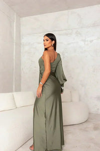 Robe longue de soirée vert olive, asymétrique à une épaule, fente sur le devant.