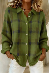 Gilet long en maille vert à carreaux et motifs carrés, col boutonné, boutons blancs.