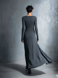 Robe longue gris foncé vue de dos, nœud sur le côté