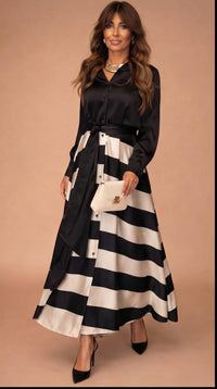 Robe chemise noire, ceinture nouée et jupe midi à rayures noir et blanc, col boutonné.