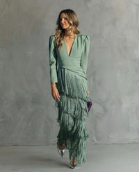 Robe vert clair à manches longues et encolure V, jupe à franges en cascade.