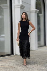 Robe longue noire sans manches à franges au bas, silhouette ajustée