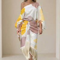 Robe Daniela à franges, imprimé géométrique blanc/rose, épaule dénudée, ceinture