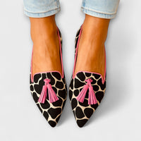 Mocassins classiques imprimé taches, bordures roses et pompons roses