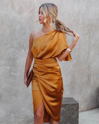 Robe midi satin dorée une épaule, drapé sur le buste, fente avant, manches ample.