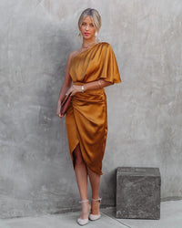 Robe midi satin dorée asymétrique une épaule, drapé croisé et fente avant.