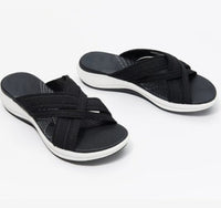 Sandales décontractées Esa™ noires, brides tressées croisées, semelle blanche.