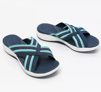 Sandales décontractées Esa™ bleues foncées, brides croisées à rayures turquoise, semelle blanche.