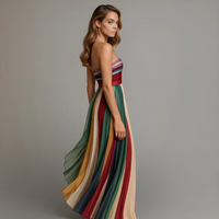 Robe longue à rayures verticales multicolores, vue de côté, bustier sans bretelles.