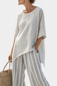 Blouse asymétrique gris clair, patte à boutons devant, manches trois-quarts fluides