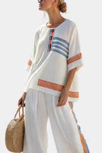 Haut ample blanc à rayures bleu et orange, manches kimono et empiècement contrasté.
