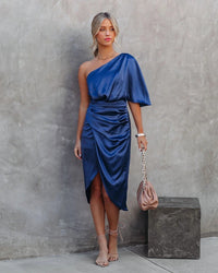 Robe midi satin bleue une épaule, drapé froncé à la taille, fente avant, manches chauve-souris.