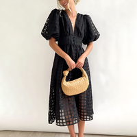 Robe midi noire à encolure V, manches bouffantes, tissu ajouré quadrillé