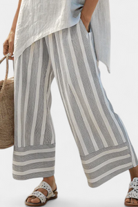 Blouse asymétrique à ourlet décalé, tissu léger gris clair, détail de fente