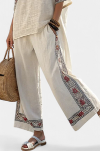 Blouse en lin écru, bordure brodée sur le côté et manches à liseré décoratif