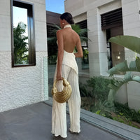 Robe longue ivoire dos nu en V, col halter, tissu texturé plissé