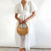 Robe midi blanche à encolure V, manches bouffantes, tissu ajouré quadrillé
