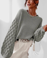 Pull de printemps gris avec manches longues en maille gaufrée et col ras du cou