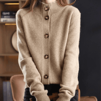 Gilet en cachemire beige à col montant, manches longues, patte de boutonnage.